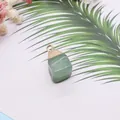 Detailopname van groene natuurstenen hanger met vergulde kap en bloemdecoratie - 10-20mm, 3g / Smaragdgroen (6#)