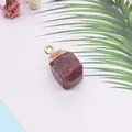 Detailopname van kubusvormige natuurstenen hanger met vergulde kap en ophangoog - 10-20mm, 3g / Roodachtig Bruin (Nr. 8)