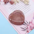 Polierter herzförmiger Erdbeerquarz-Naturstein für DIY-Schmuck und Heilung - Sonnenstein