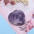 Polierter herzförmiger violetter Naturstein mit Marmortextur auf Blumen-Geschenkkarte - Lilastein