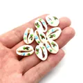 Κοντινό πλάνο με κοχύλια cowrie με σχέδια χελώνας και ψαριών στο χέρι για κλίμακα μεγέθους - 9x19mm / Σχέδιο Θαλάσσια Χελώνα Τροπικό Ψάρι (Σχέδιο 1) / Σετ 20 Τεμαχίων