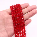 Macro-opname van rode gefacetteerde glazen kralen voor handgemaakte DIY-sieraden - Rood (Kleur 2)