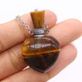 Macro del ciondolo a forma di cuore in occhio di tigre con catena in argento lucido - Occhio di tigre