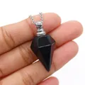 Dettaglio del ciondolo a forma di bottiglia di profumo in gemma nera e catena d'argento - 1.8cmx3.6cm / Agata nera