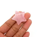 Makroaufnahme eines polierten sternförmigen Rosenquarz-Steins für DIY-Schmuckzubehör - 30mm (Dicke 8mm), 9g / Rosenquarz
