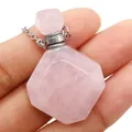 Detailansicht eines geometrischen rosa Kristall Parfümflaschen-Anhängers in der Hand - 25x38mm / Rosenquarz