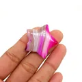 Nahaufnahme eines rosafarbenen sternförmigen Achatsteins für DIY-Schmuckherstellung - 30mm (Dicke 8mm), 9g / Rosa Bänderachat