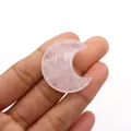 Pietra di luna in quarzo rosa naturale lucido tenuta in mano per creazione gioielli - Quarzo rosa