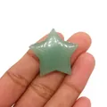 Nahaufnahme eines handgehaltenen sternförmigen grünen Naturachat-Steins mit Politur - 30mm (Dicke 8mm), 9g / Grüner Aventurin