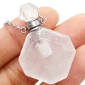 Flakon-Anhänger aus rosa Quarz in Sechseckform an einer feinen silbernen Kette - 25x38mm / Weiß Kristall