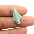 Primer plano de un colgante de flecha de piedra natural verde claro entre los dedos para el tamaño - 12x20mm / Aventurina Verde