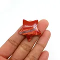 Pierre naturelle de jaspe rouge polie en forme d'étoile tenue en main pour bijoux - 30mm (Épaisseur 8mm), 9g / Jaspe Rouge