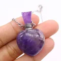 Ciondolo a cuore in ametista per olio essenziale tenuto in mano con catena d'argento - Purple Crystal