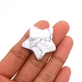 Perle en pierre de howlite blanche en forme d'étoile avec texture grise polie - 30mm (Épaisseur 8mm), 9g / Howlite