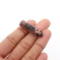 Pointe de cristal rhodonite naturelle hexagonale avec texture rose et noire - Rhodonite avec Lignes Noires