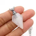 Collana con flacone di profumo in quarzo rosa naturale e tappo in metallo - 1.8cmx3.6cm / Cristallo di rocca