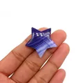Sternförmiger gestreifter Achatstein in Lila, zur Größenreferenz in der Hand gehalten - 30mm (Dicke 8mm), 9g / Lila gestreifter Achat