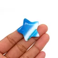 Blauer sternförmiger Achatstein in der Hand gehalten zur Größendarstellung für Schmuck - 30mm (Dicke 8mm), 9g / Blau gestreifter Achat