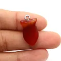 Primer plano de un colgante de pez de ágata roja translúcida con cierre metálico - Forma de Pez Pequeño (No. 4) / Marrón Rojizo