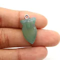 Primer plano de colgante de ágata verde en forma de pez con vetas naturales y aro metálico - Forma de Pez Pequeño (No. 3) / Verde