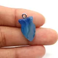 Detalle macro de un colgante de ágata azul a rayas con forma de pez sostenido a mano - Forma de Pez Pequeño (No. 2) / Azul
