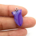 Detalle macro de un colgante de ágata a rayas púrpuras sobre un dedo para tamaño - Forma de Pez Pequeño (No. 1) / Púrpura