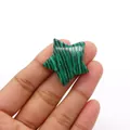 Sternförmige grüne Malachitperle mit Naturstreifen für die DIY Schmuckherstellung - 30mm (Dicke 8mm), 9g / Malachit