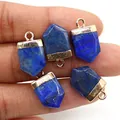 Handheld weergave van vijf lapis lazuli hangers met goudvergulde kappen voor DIY - Lapis lazuli