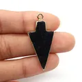 Detalle del colgante de flecha de turquesa con borde dorado y acabado de ónix negro - Ágata negra