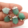 Detailopname van vijf groene natuursteen hangers met roségouden oogje in de hand - Groene Aventurijn