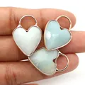 Dettaglio di ciondoli in pietra naturale a forma di cuore con bordi dorati galvanizzati - 14x25mm / Amazonite