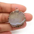 Vue détaillée d'un pendentif rond en agate naturelle avec bordure en métal doré poli - Pendentif en Agate Blanc Grisâtre (N° 4)