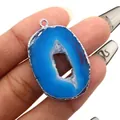 Gedetailleerd overzicht van blauwe agaat hanger met verzilverde randen en geode kern - Geode Hanger (No.1) / Blauw