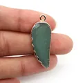 Détail du pendentif en pierre naturelle en forme d'aile avec bordure en métal doré - Aventurine Verte