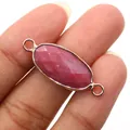 Macro-opname van roségouden gefacetteerde rozenkwarts connector voor DIY-sieraden - Rhodoniet