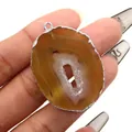 Onregelmatige natuurlijke agaat geode hanger met verzilverde randen en witte kristallen - Geode Hanger (No.2) / Amber