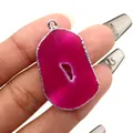 Onregelmatige rozerode agaat geode hanger met verzilverde rand voor DIY kettingen - Geode Hanger (No.4) / Rozerood