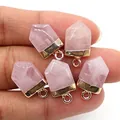 Roze rozenkwarts zeshoekige hangers met vergulde kapjes getoond op vingers voor maat - Rozenkwarts