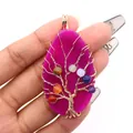 Handvastgehouden levensboom hanger van fuchsia natuursteen met gouden draadwikkel - 30-60mm / Rozerode agaat