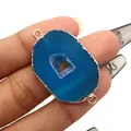 Detail van blauwe agaat connector met gouden rand en dubbele lussen voor het maken van sieraden - Blauwe agaat