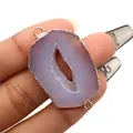 Macro-opname van paarse agaat geode slice connector met gouden rand voor sieraden - Grijze Agaat