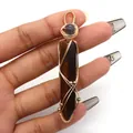 Détail macro du pendentif hexagonal en œil de tigre avec fil doré torsadé - Œil de tigre