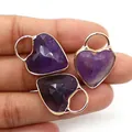 Tre ciondoli a cuore in pietra viola sfaccettata con bordi dorati tenuti in mano - 14x25mm / Ametista