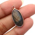 Macro-opname van facetgeslepen labradoriet hanger met roségoud vergulde randen - Flash Steen