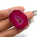 Detail van fuchsia agaatsteen connector met verzilverde rand voor het maken van sieraden - Rozerode agaat