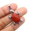 Dettaglio del ciondolo a tartaruga con pietra naturale rossa e placcatura metallica argento - Diaspro Rosso