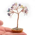 Mini árbol de la vida de cristal en cesta tejida sostenido a mano para la escala - Fluorita de Colores
