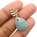 Détail du pendentif feuille dorée serti de zircons et pierre amazonite en goutte d'eau - Amazonite