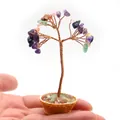 Mini árbol de la fortuna con cristales de colores en cesta sostenido a mano - Multicolor