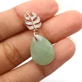 Pendentif goutte en cristal vert clair facetté avec fermoir feuille dorée et zircons - Aventurine Verte